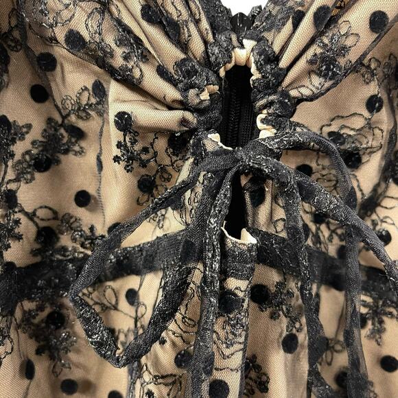 En crème Boutique Lace Overlay Long Dress W/ Keyhole Nude Black Spaghetti Strap - Picture 5 of 11